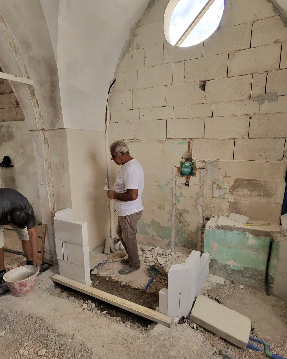 The hamam wall going up by hand under the vault with the oculus, Via Verdi 15, Manduria, Salento, Puglia