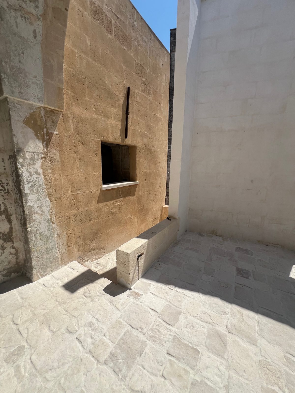 A niche carved in tufo stone, Via Verdi 15, Manduria, Salento, Puglia